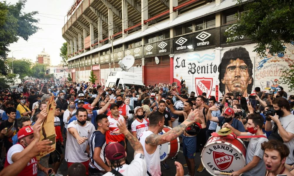 Μαραντόνα: Φίλαθλοι ήρθαν σε σύγκρουση με την αστυνομία προσπαθώντας να τον φτάσουν